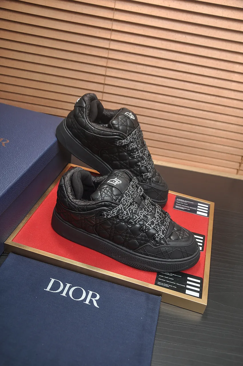 Men's men's shoes 💰: 800💶 (top original order) Brand: Dior (Dior) Standard code: Men's code 39-44 (45 customized) Grade: Same as the official website Material: Top original cowhide stitched together Original wear-resistant and lightweight outsole Style category: Fashionable casual shoes Distinguished luxury brand elements top luxury Color: Actual picture color